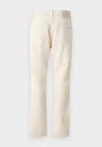 Vaqueros de mezclilla beige con corte recto, dos bolsillos traseros, una pasador para cinturón y una etiqueta en la cinturilla. Textura suave con costuras reforzadas.
