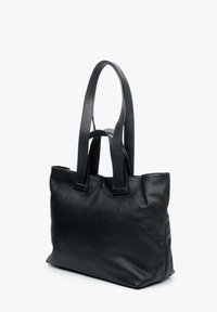 Zwarte leren tote bag met een zachte, gestructureerde afwerking, voorzien van twee korte, stevige handvatten en een gestructureerde vorm.