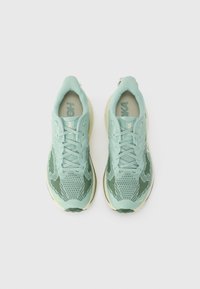 Laufschuhe in hellem Mintgrün mit einem strukturierten Obermaterial, Schnürsenkeln und gepolsterter Sohle; verfügen über ein dezentes Logo auf der Zunge.