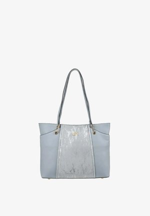Lichtgrijze totebag met dubbele schouderbanden, centraal gestructureerd paneel en klein gouden logo detail aan de voorkant.