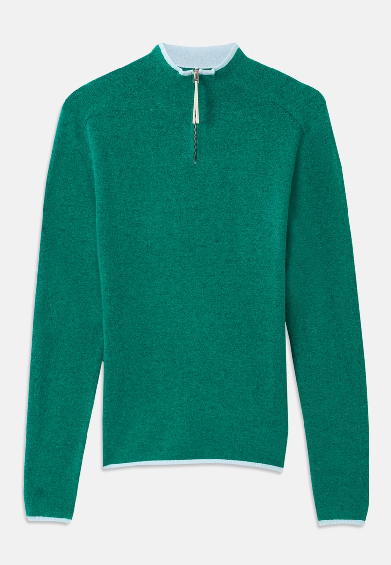 Suéter verde de tejido texturizado, con cuello alzado y frontal de media cremallera con un ribete contrastante en azul claro.