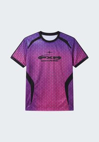 T-shirt de sport dégradé violet et rose avec motif croix noir, accents noirs, col rond et texte « Change the Game » avec logo sur le devant.