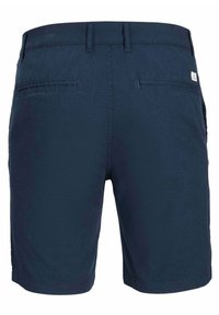 Shorts homme bleu marine avec passants de ceinture et deux poches passepoilées arrière, avec une petite étiquette de marque blanche sur le côté droit.
