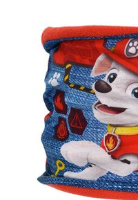 Scaldacollo di tessuto blu con un cane dei cartoni animati in abbigliamento da pompiere, arricchito con polare rossa e ulteriori elementi grafici come fiamme e impronte di zampe.