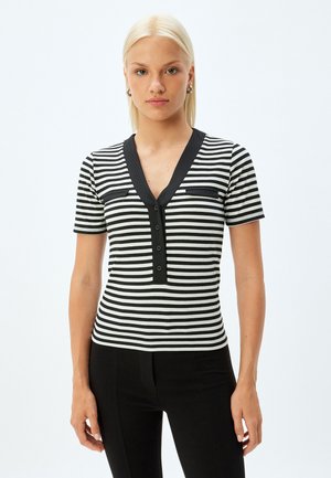 Zwart-wit gestreept T-shirt met korte mouwen en een V-hals, sluiting met vijf knopen en ribbelstructuur. Wordt geleverd met een effen zwarte knoopsluiting en manchetten.