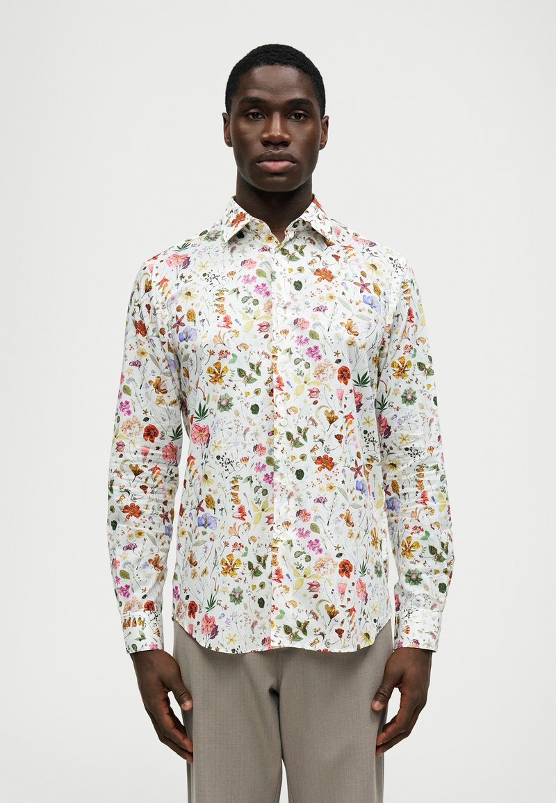 Fehér ing, virágmintával, különböző színű virágokkal és rovarokkal. Hosszú ujjak, hegyes gallérral.