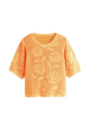 Top corto de crochet naranja con mangas cortas, bordes en forma de ondas y patrón floral con rosas y hojas.