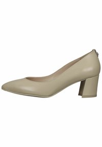 Scarpa con tacco alto beige in pelle, con punta affilata e design a tacco blocco, caratterizzata da una texture liscia e un'estetica minimalista.