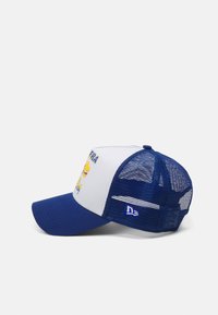 Blå og hvit trucker cap med nettbakside, med broderte design, en buet skygge og et merkeakcent på siden.