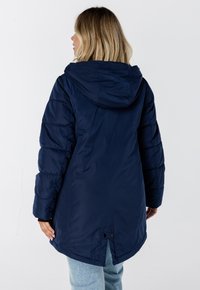 Navyblauwe gewatteerde jas met een capuchon, voorzien van een ritssluiting, zijzakken en een gesplitste zoom aan de achterkant voor extra comfort.