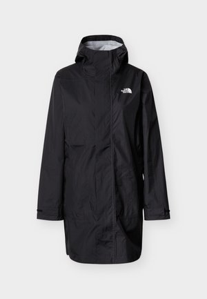 Svart vanntett parkasjakke med høy krage, justerbar hette og to lommer foran. Har en subtil tekstur og logo på brystet.