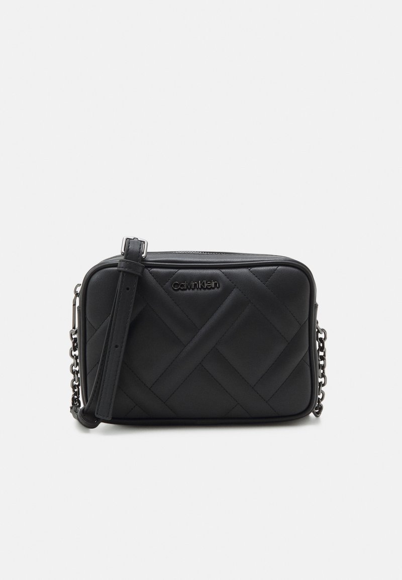 Czarna pikowana torebka na ramię o prostokątnym kształcie, wykonana z gładkiej skóry. Posiada odpinany pasek i logo Calvin Klein na przodzie.
