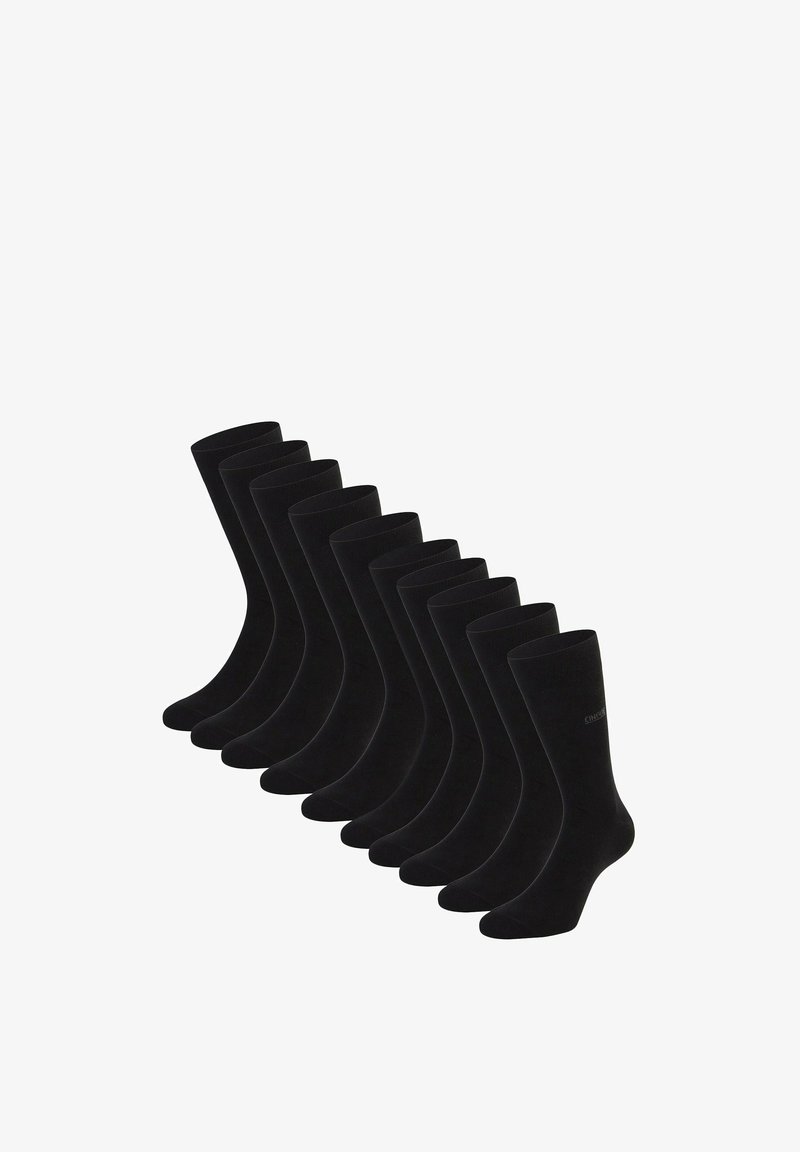 Dziesięć par prostych czarnych skarpetek o długości do połowy łydki, ułożonych w linii diagonalnej na białym tle.