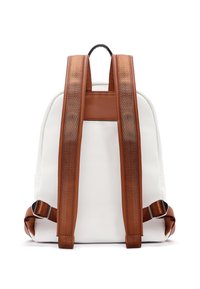 Zaino bianco in pelle con spallacci in pelle marrone e rete, caratterizzato da una texture liscia, forma rettangolare e dettagli hardware regolabili.