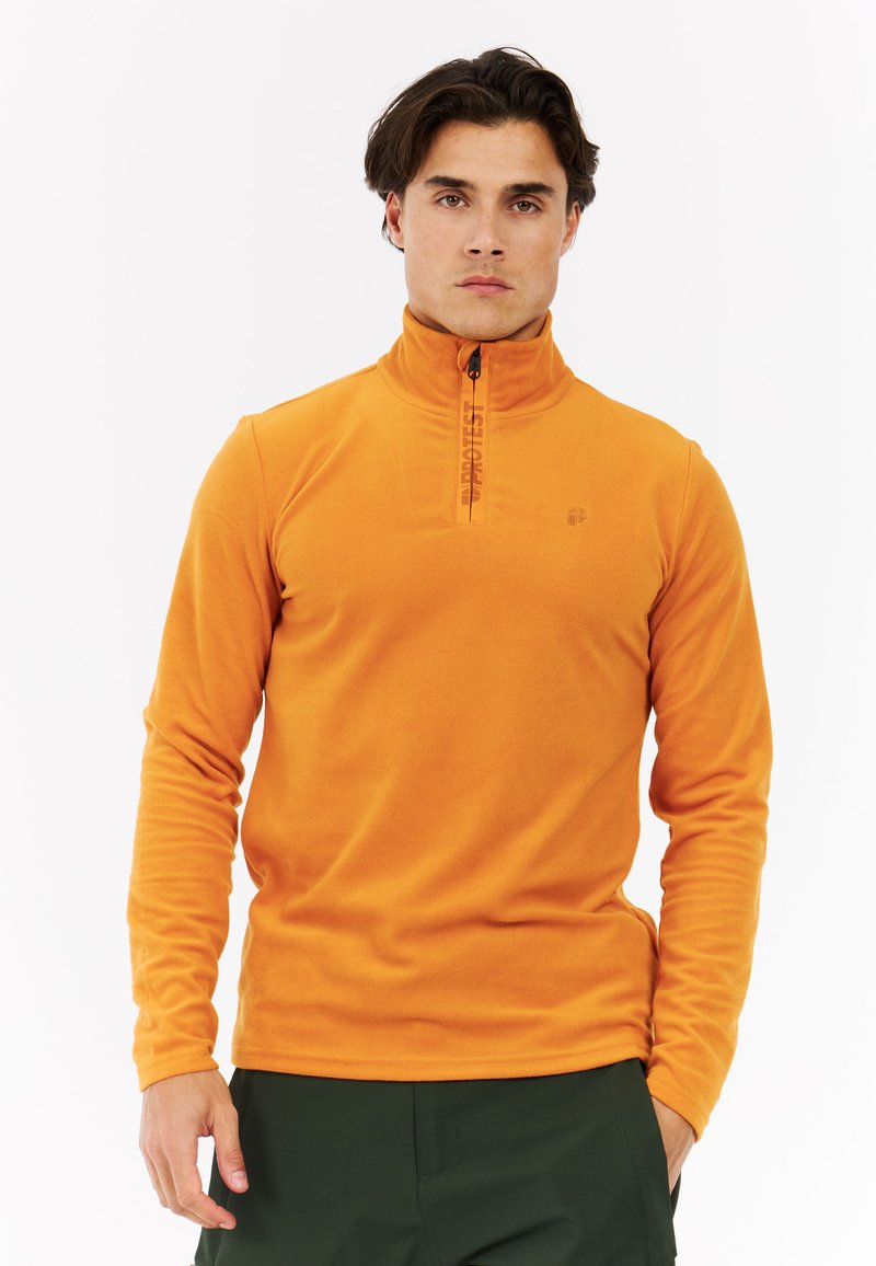 Oranžový fleecový pulóver s vysokým golierom a polovičným zipsom, ktorý má diskrétne logo na hrudi a dlhé rukávy.