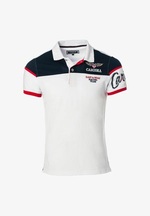 Wit poloshirt met marineblauwe inzet, rode bies op de mouwen, "Carisma" logo, adelaar-embleem en tekst "East to West Racing Team" op de borst.