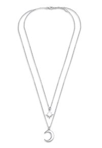 Collier en argent avec deux chaînes superposées. La chaîne supérieure présente un pendentif en forme d'étoile, tandis que la chaîne inférieure affiche un pendentif en forme de croissant de lune.