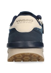 Sneaker blu navy con tomaia in tessuto texture, dettagli beige e suola in gomma pattern. Logo stampato sul tallone.