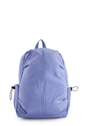 Jasnofioletowy plecak z centralną kieszenią na zamek, bocznymi kieszeniami na troczki oraz górnym uchwytem do noszenia, pokazany na białym tle.