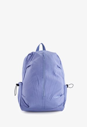 Jasnofioletowy plecak z centralną kieszenią na zamek, bocznymi kieszeniami na troczki oraz górnym uchwytem do noszenia, pokazany na białym tle.