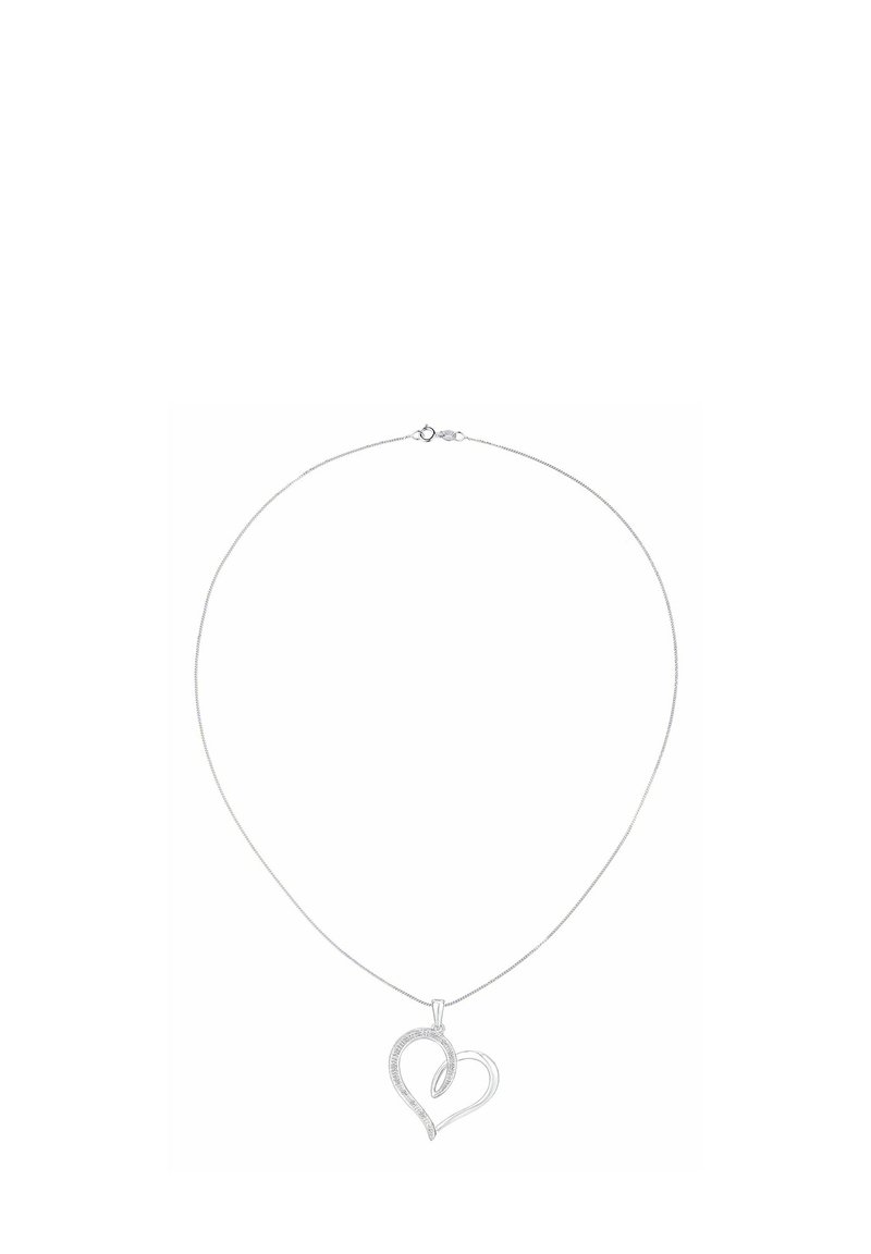 Strieborný náhrdelník s príveskom v tvare srdca, zdobený malými priehľadnými kamienkami, na hladkom, tenkom reťazci.