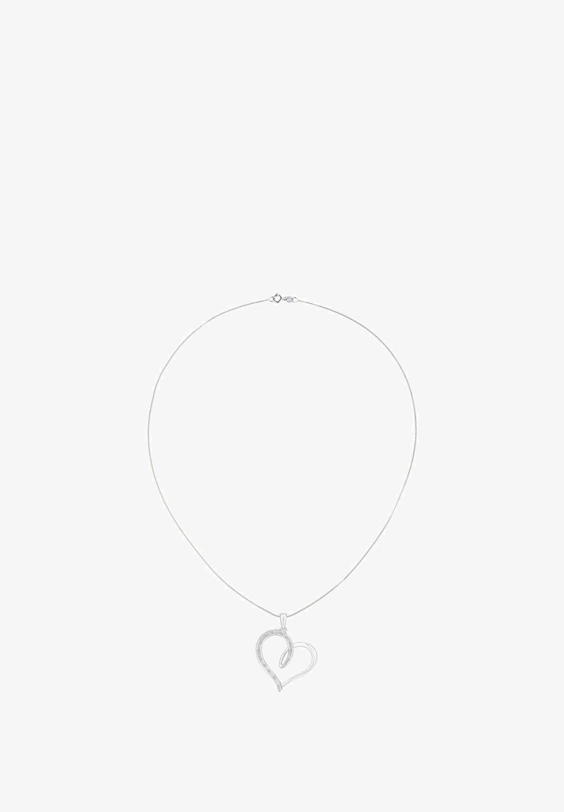 Strieborný náhrdelník s príveskom v tvare srdca, zdobený malými priehľadnými kamienkami, na hladkom, tenkom reťazci.