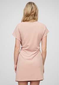 Short-sleeve, knee-length dress in light pink fabric. Soft texture with simple, clean design and a curved hem at the back.