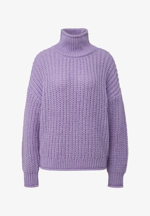 Grober Strickpullover in Lavendel mit Rollkragen, langen Ärmeln sowie gerippten Bündchen und Saum, präsentiert vor einem weißen Hintergrund.