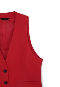 Rote ärmellose Weste aus glattem Stoff, mit V-Ausschnitt, drei schwarzen Knopfverschlüssen und seitlicher Taschenakzent.