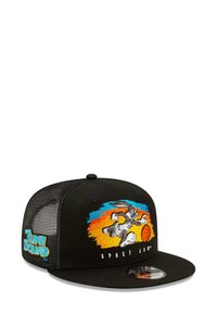 Schwarze Snapback-Cap mit einem Mesh-Rücken, versehen mit einem bunten Bugs Bunny-Graphic und dem Text "Tune Squad". Aus Baumwollmaterial mit strukturiertem Design.