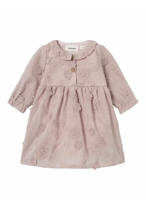 Abito in cotone rosa chiaro con maniche lunghe, colletto ruffles e dettagli di ricamo floreale, con bottoni in legno sul davanti.