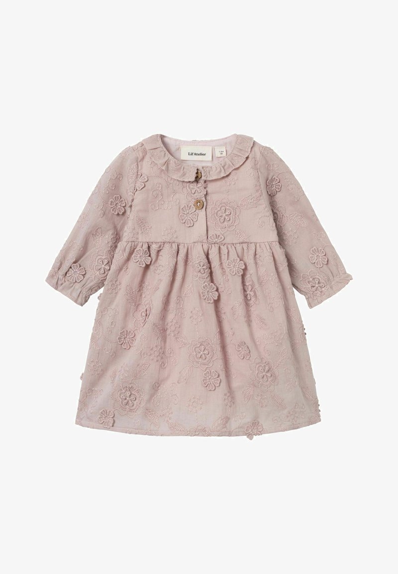Abito rosa polvere ricamato con motivi floreali, maniche lunghe, colletto arrotondato e chiusura frontale con bottoni. Realizzato in tessuto morbido.