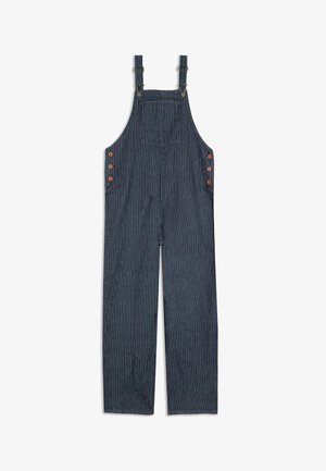 Salopette en denim à rayures bleu foncé avec des bretelles ajustables, une poche poitrine sur le devant et des boutons rouges sur les côtés.