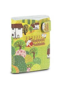 Cartera colorida con una ilustración del campo que muestra casas, árboles y un jardinero. Hecha de material texturizado con cierre a presión.