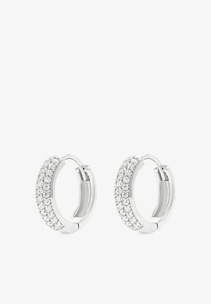 Coppia di orecchini a cerchio in argento incastonati con due file di piccoli cristalli rotondi trasparenti, con chiusure a cerniera.