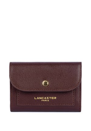 Portefeuille en cuir marron texturé avec logo doré "Lancaster Paris" et fermeture à bouton-pression rond doré sur le rabat avant.