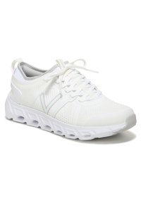 Weißer Sport sneaker mit einem Mesh-Obermaterial, strukturierten Akzenten und einer gepolsterten Sohle, die Aussparungen für Belüftung und Flexibilität aufweist.