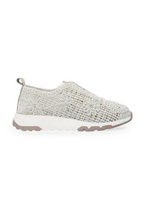 Slip-on boty s lehkým béžovým tkaným vrškem zdobeným květinovými vzory, bílou mezipodešví a šedou gumovou podešví s protiskluzovými drážkami.