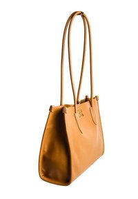 Borsa tote in pelle tan con due manici lunghi, forma rettangolare e design minimalista. Presenta una texture liscia e un sottile dettaglio di branding.
