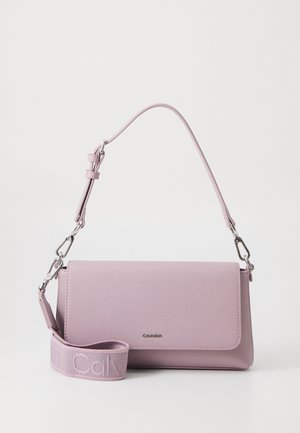 Sac à main Calvin Klein violet clair avec deux sangles amovibles, une courte et une plus large avec lettrage de la marque, sur fond blanc.