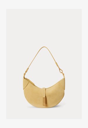 Gul ruskind crescentformet håndtaske med en enkelt rem, lynlås i toppen og en hængende læderflap med et præget logo.