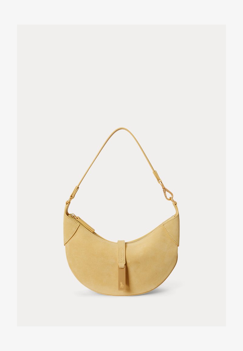 Τσάντα χιαστί σε σχήμα ημισελήνου από κίτρινο σουέτ, με ένα λουράκι, επάνω φερμουάρ και μια δερμάτινη ταμπέλα που κρέμεται, με ανάγλυφο λογότυπο.