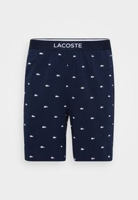 Sötétkék boxeralsó, puha tapintással, fehér Lacoste logós derékszíjjal és apró fehér krokodil mintákkal az egész felületen.