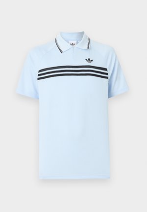 Svijetloplava polo majica od teksturiranog materijala s crnim akcentnim prugama i crnim logotipom na prsima. Ima dizajn sa ovratnikom.