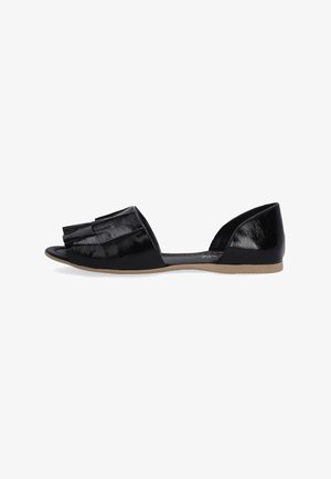 Zwarte platte sandalen met open tenen en zijuitsparingen, voorzien van een gestructureerde bovenkant met een geplooid ontwerp. De zool is lichtbruin met minimale profiel.