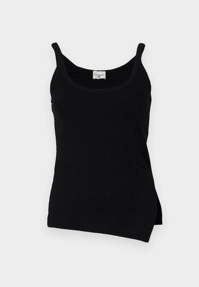 Svart ribbet tank topp med tynne stropper, buet kant og sidespalter. Stoffet ser glatt ut med en lett stretch. Merkevaren er synlig ved halslinningen.