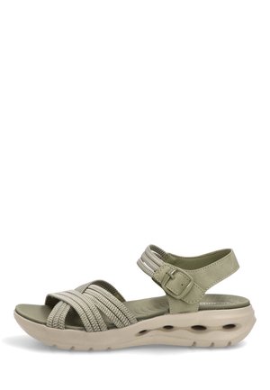 Sandalia de dedo abierta en verde claro con tiras tejidas, correa ajustable con hebilla en el tobillo y suela acolchada con orificios de ventilación.