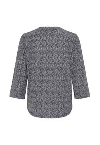 Sort-hvid bluse med blomsterprint, 3/4 ærmer, rund halsudskæring, blødt stof, afrundet kant, løs pasform, set bagfra.