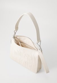 Borsa in pelle bianca con ricami floreali, chiusura con cerniera e tracolla rimovibile. Texture liscia e forma strutturata. Scomparti interni visibili.