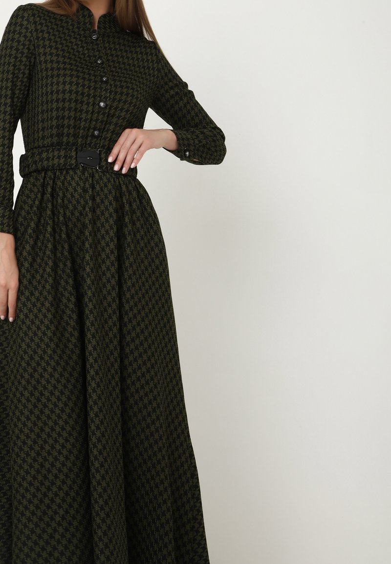 Robe verte longue en tissu à motifs, dotée d'un col montant, d'une fermeture à boutons, de manches longues, d'une taille cintrée et d'une ceinture.